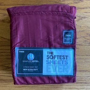 Signature Hotel Collection 3 piece sheet set. Twin. Burgundy.